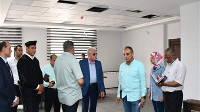 فودة يتابع سير العمل بالمركز التكنولوجي لخدمة المواطنين