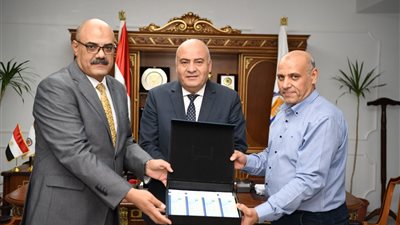 محافظ قنا يوزع 800 كوبون مواد غذائية للأسر الأولى بالرعاية