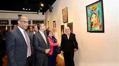 التعليم والسفارة الهندية تنظمان معرض 