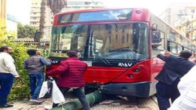 اصطدام أتوبيس نقل بعامود إنارة في العمرانية