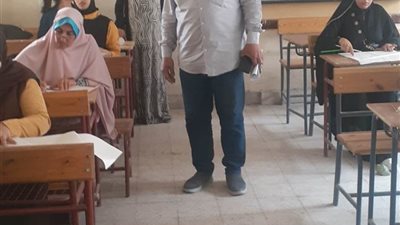 مدير عام ادارة قنا يتابع امتحانات النقل بمدرسة الخطوط العربية