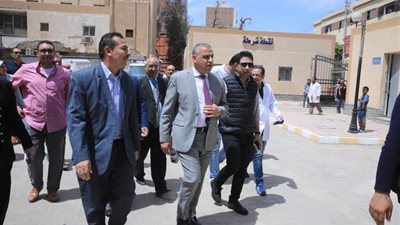 محافظ سوهاج يتفقد أعمال الرصف الجارية بشوارع مدينة طهطا