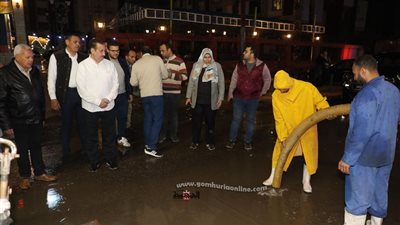 محافظ المنوفية وسط مياه الأمطار يتابع رفع مخلفات موجة الطقس السئ