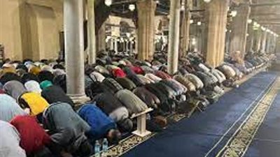 آلاف المصلين يؤدون العشاء والتراويح ويسألون الله العتق من النار