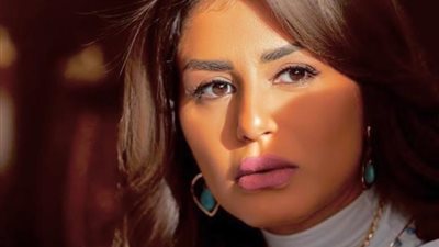 منة فضالي تلفت الأنظار بإطلالة جديدة من كواليس 