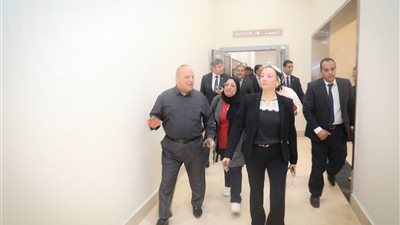 وزيرة البيئة بجهازيها فى جولة تفقدية لمبنى الوزارة