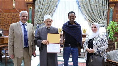 شيخ الأزهر يكرم الشاب السوداني منقذ سيدة القطار