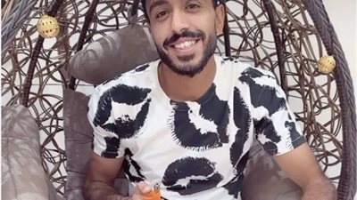 شاهد.. محمود كهربا يحتفل بعيد ميلاده الـ٢٩ بتورتة الأهلى