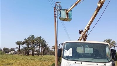 تركيب و صيانة أعمدة وكشافات الإنارة بقرية طنبدى بمركز مغاغة