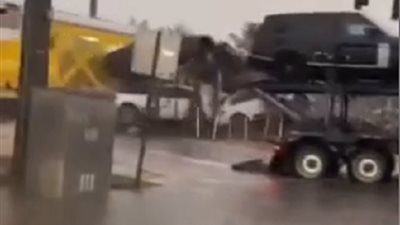 اصطدام قطار بشاحنة تحمل عددا من السيارات الفاخرة .. فيديو