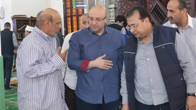 محافظ بني سويف يلتقى المواطنين عقب صلاة الجمعة..صور