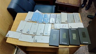 ضبط راكب حاول تهريب ٢٣ تليفون حول جسده