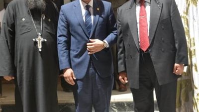 رئيس جامعة دمياط يزور كنيسة العذراء للتهنئة بعيد القيامة