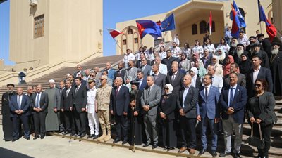 محافظ السويس والقيادات يهنئون الأقباط بعيد القيامة المجيد
