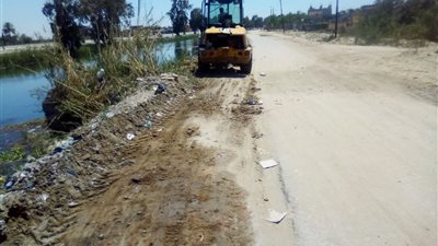 رفع المخلفات والقمامة بالقنطرة غرب في الإسماعيلية