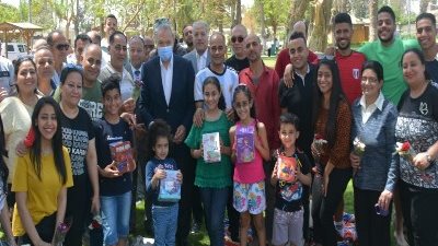 الهجان يتفقد حدائق القناطر الخيرية ويلتقي بالاسر ويقدم الهدايا للأطفال