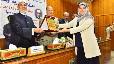 محافظ أسيوط يحتفل بليلة القدر ويكرم حفظة القرآن الكريم