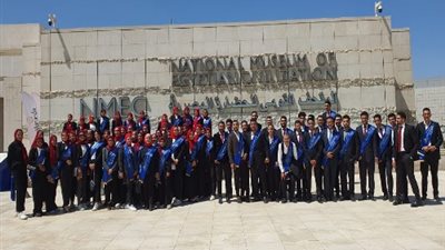 وفد طلاب جامعة بنها فى زيارة للمتحف القومى بالفسطاط