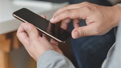 هل هاتفك الذكى يستمع إليك ؟.. خبير تكنولوجيا يكشف