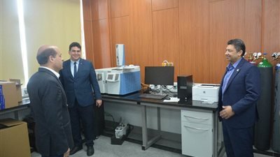 رئيس جامعة دمياط يتفقد مركز التميز البحثي في العلوم الزراعية