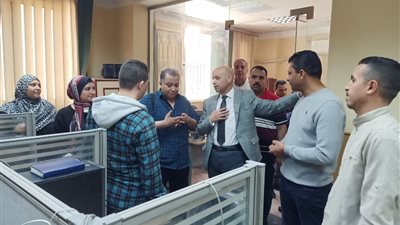 مسعود يتابع سير العمل بغرفة الأزمات ومركز الخدمات الطارئة بها
