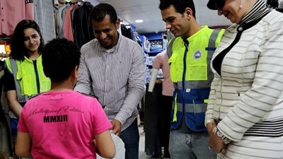 مستقبل وطن بدر يوزع ملابس العيد مجاناً على الأيتام.. بالفيديو