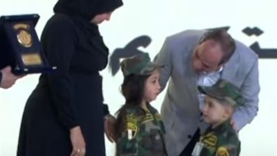 الرئيس السيسي يكرم عددا من أبناء الشهداء خلال احتفالية عيد الفطر
