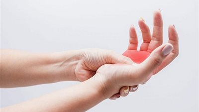 احذر تنميل أصابع اليدين.. علامة على أمراض خطيرة