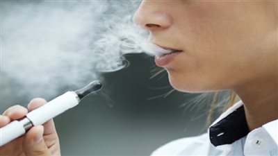 دراسة تكشف عن التأثير الضار للسجائر الإلكترونية على الشباب