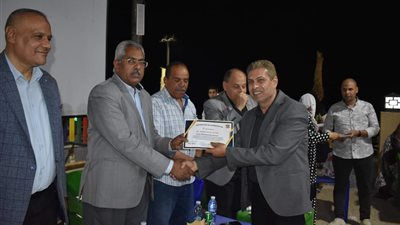 السكرتير العام المساعد لمحافظة البحر الأحمر يكرم المعلمين والطلاب
