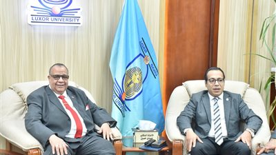 رئيس جامعة الأقصر يهنئ الطلاب السودانيين بعيد الفطر المبارك