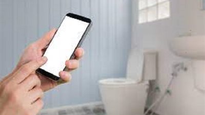احذر تصفح هاتفك فى الحمام .. لهذه الأسباب
