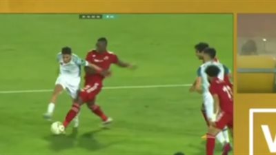 ركلة جزاء ضائعة من الرجاء المغربى.. العارضة تنقذ الاهلى شاهد