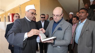محافظ بني سويف يتفقد امتحانات النقل بالمعاهد الأزهرية