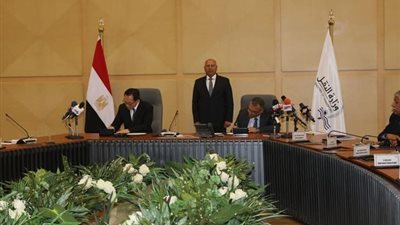 وزير النقل يشهد مراسم توقيع عقد بناء سفينتين متعددة الأغراض MPC14