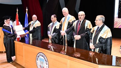 رئيس جامعة القناة وسفير هولندا يشهدان تخريج ماجستير المهن الصحية