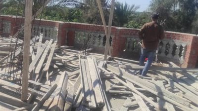 إزالة شدة خشبية لبناء بدون ترخيص في عين غصين بالإسماعيلية