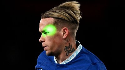 القبض على مشجع آرسنال لاستهدافه لاعب تشيلسي بالليزر