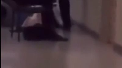 طلاب يضربون معلمتهم ويفقدونها النطق.. لهذا السبب |فيديو