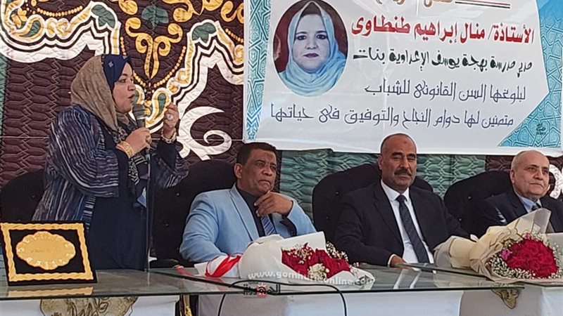 الفولى يكرم أم الطالبات
