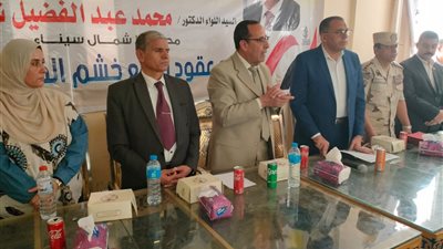 محافظ شمال سيناء يسلم عقود التجمع التنموي بخشم القاد