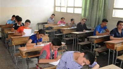 طلاب أولى إعدادي يؤدون اليوم امتحان اللغة الأجنبية