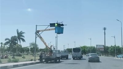 تركيب عدد (٢) إشارة مرورية استجابة لشكاوى المواطنين بمدينة العبور
