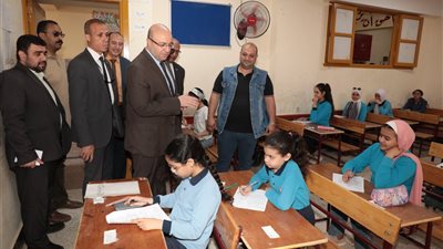 محافظ بني سويف يتفقد لجان امتحانات السادس الابتدائي