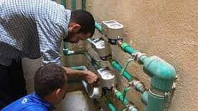 استبدال عدادات المياه المعطلة بأخرى مسبقة الدفع في محافظات القناة