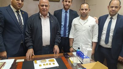 ضبط ركاب بحوزتهم عقاقير مخدرة واخفوا سبائك ذهبية علي أجسادهم