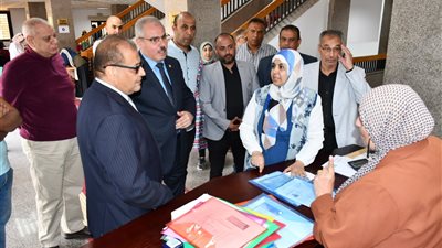 رئيس جامعة القناة يتفقد مكتب تنسيق