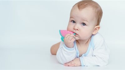 تعرف على علامات وأعراض التسنين عند الرضع