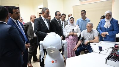 محافظ الفيوم ورئيس الجامعة يفتتحان المكتبة الذكية بكلية الحاسبات