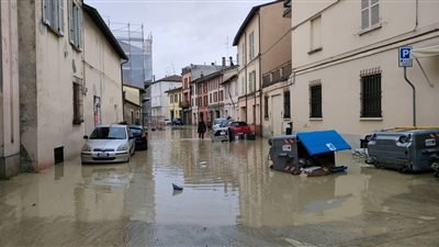 مقتل 11 شخصا وإجلاء الآلاف من منازلهم جراء فيضانات في إيطاليا